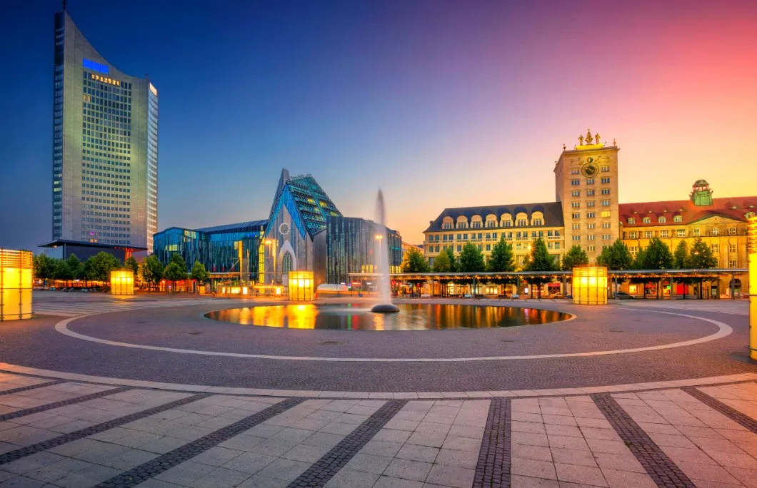 Augustusplatz in Leipzig mit Paulinum und Kroch-Hochhaus