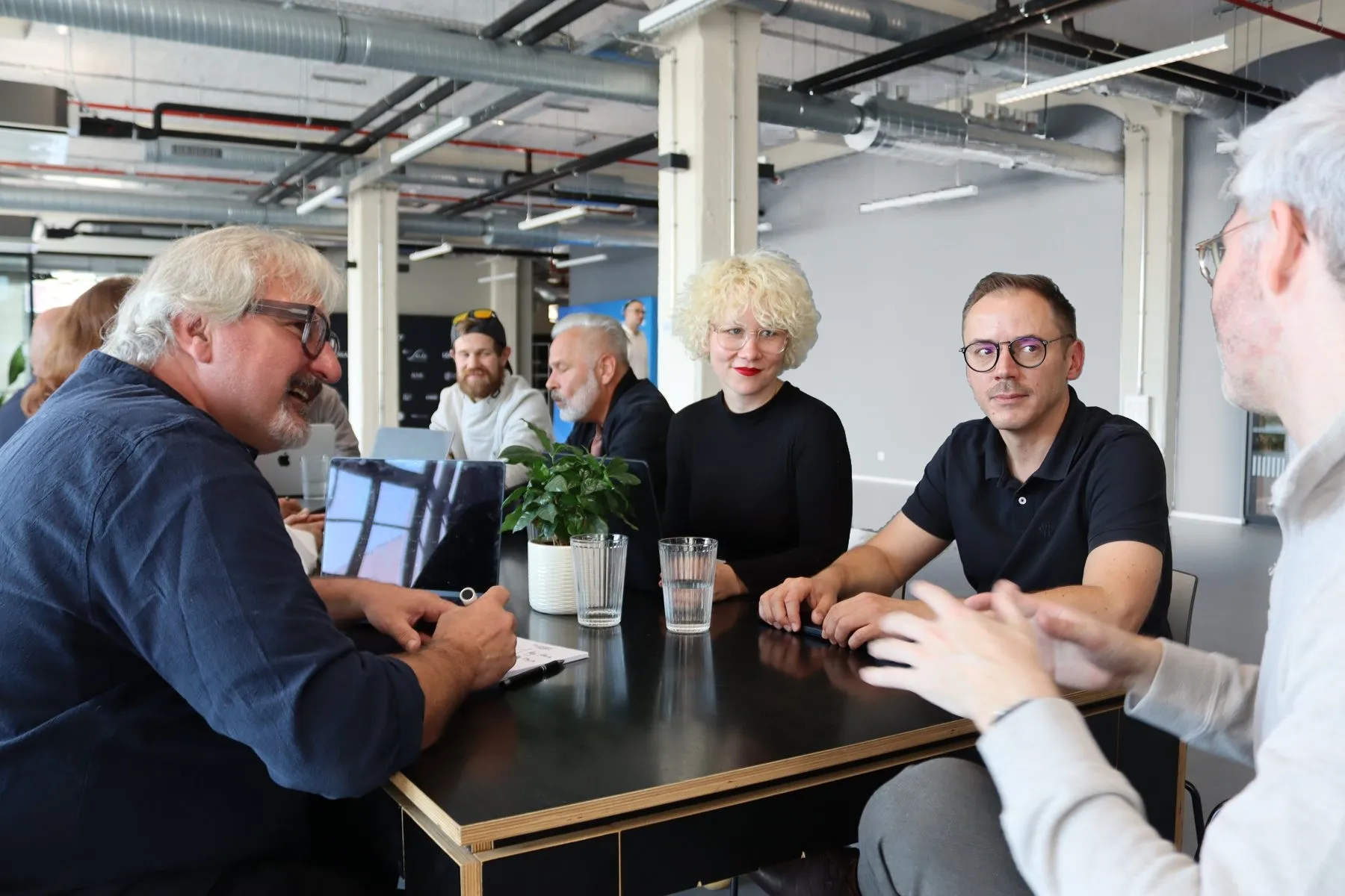 Gespräch am Tisch mit dem Team