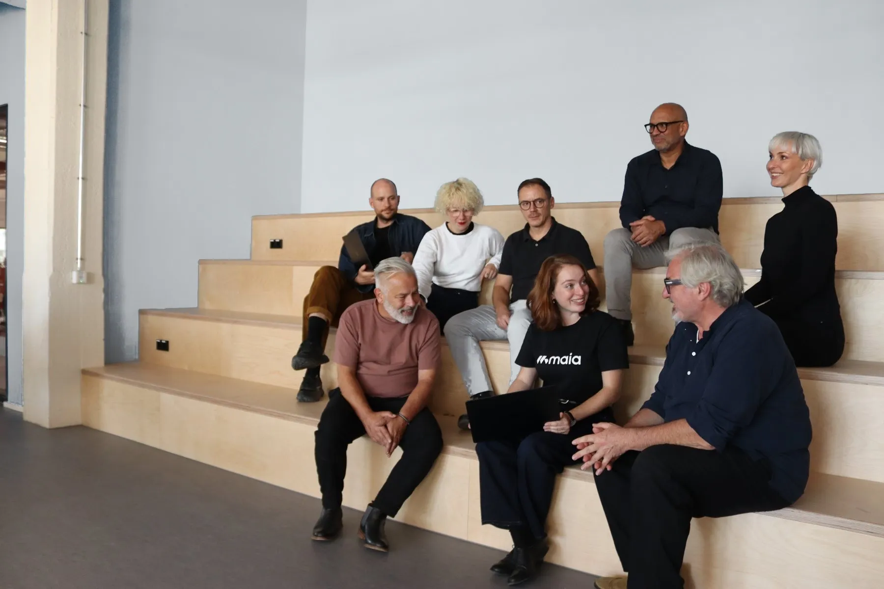 Das MAIA-Team im Gespräch auf der Sitztreppe